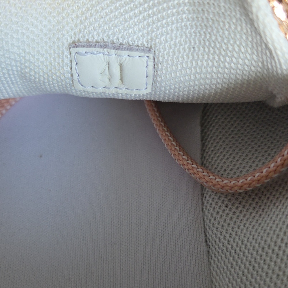 Gucci Women’s Gold Leather Sneaker with Pink & Mint Laces - Picture 7 of 10